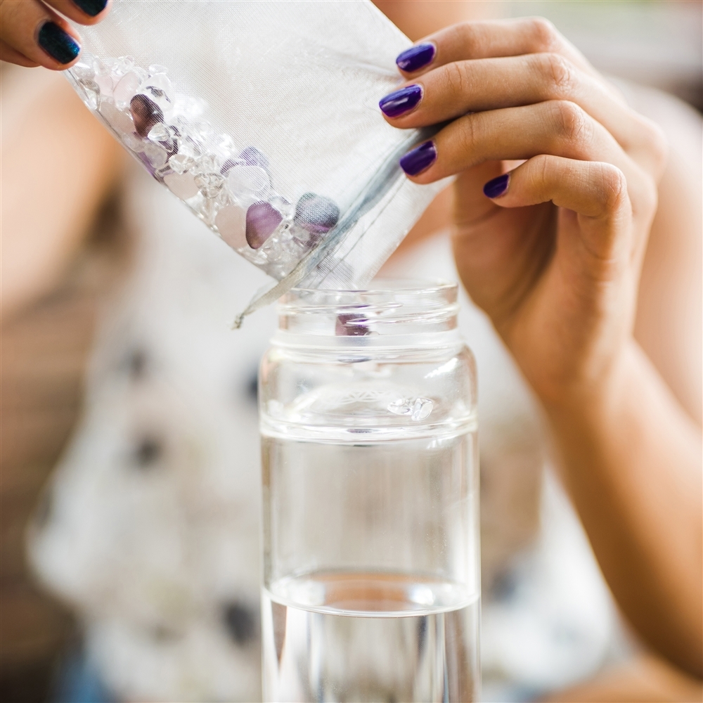 inu! Trinkflasche von VitaJuwel in Cloud White mit Bergkristall – Bild 4